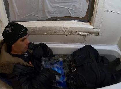 Skater rubbing the bulge in bathtube