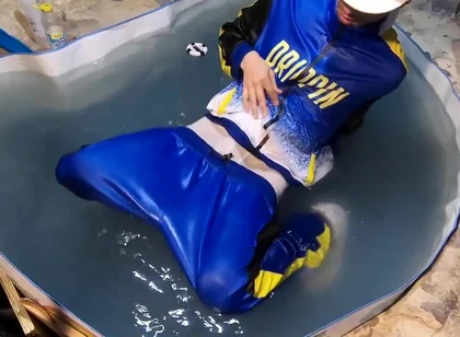 Sneaker skater sagger wet gear