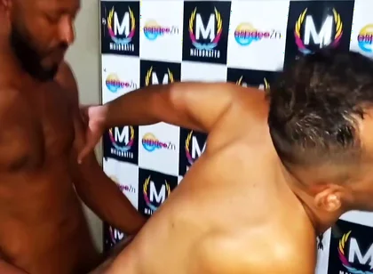 Socyal Sem Camisa In Sexo Gay A Tres E Ao Vivo No Palco De Uma Casa De Surubao Masculino No Brasil